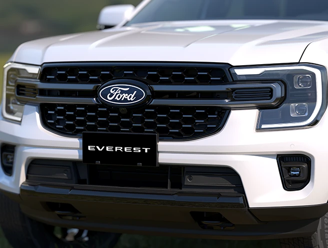 Mặt ca lăng Ford Everest Platinum 2.0L 4x4 với lưới tản nhiệt Silk Chrome đặc trưng