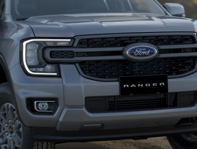 Mặt ca lăng Ford Ranger XLS 2.0L 4x4 với lưới tản nhiệt đen và đèn LED hình chữ C