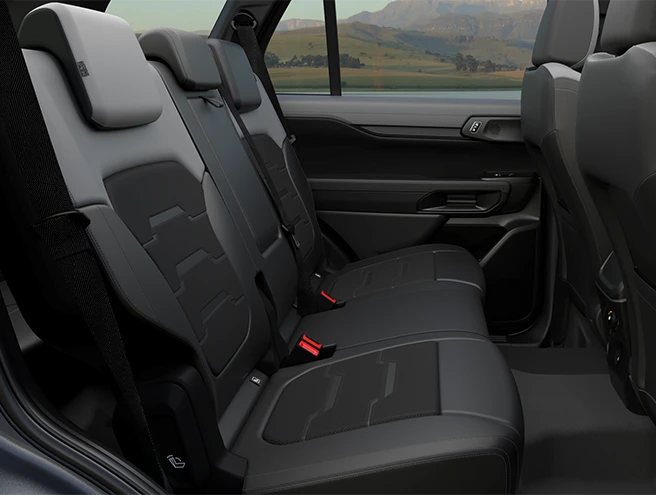 Không gian hàng ghế sau rộng rãi Ford Everest Sport 2.0L 4x2