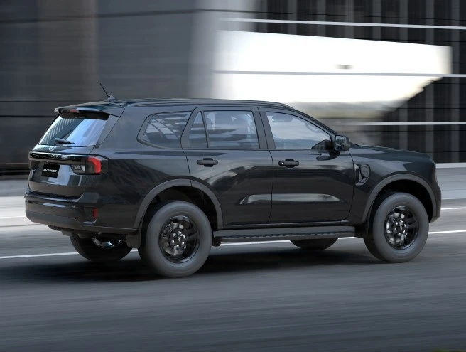 Thân xe Ford Everest Active 2.0L 4x2 đang vận hành trên đường