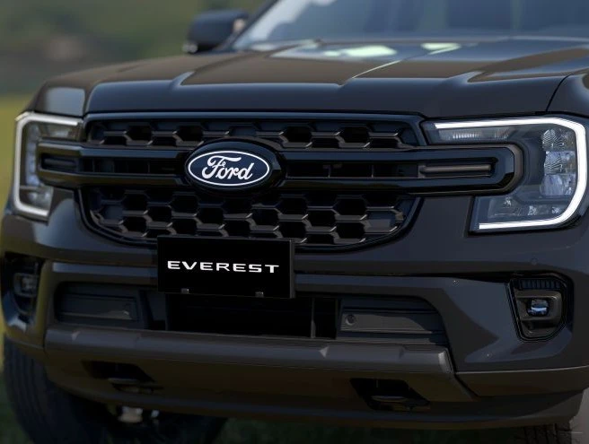 Mặt ca lăng Ford Everest Active 2.0L với lưới tản nhiệt chrome và đèn LED hình chữ C