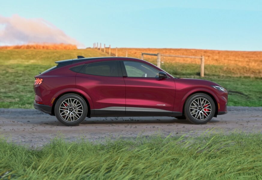Thân xe Ford Mustang Mach-E với trụ C dốc và mâm 19 inch