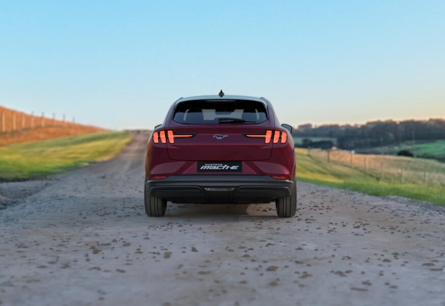 Đuôi xe Ford Mustang Mach-E với đèn hậu LED và cánh lướt gió